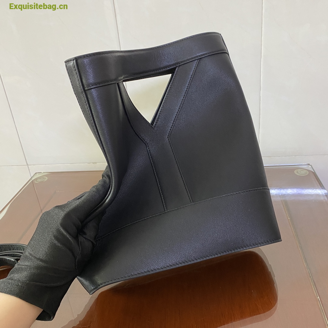 Saint Laurent small bucket in leather Black