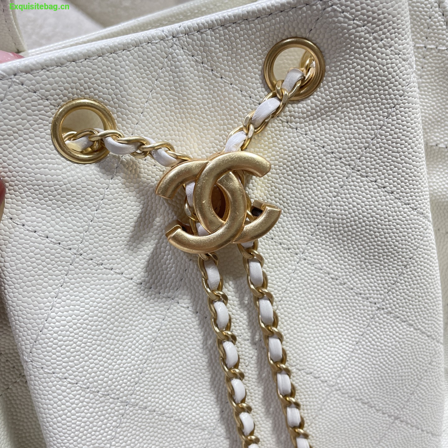 Chanel 25 White diamond patterned drawstring handbag