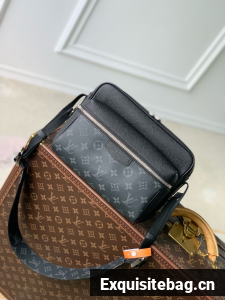 Louis Vuitton Messenger M30233 black