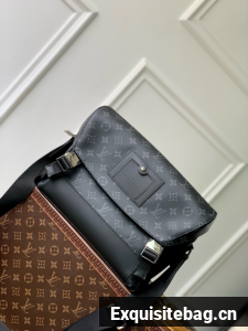 Louis Vuitton Messenger M40511 black