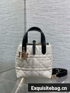 Small Dior Toujours Vertical Tote Bag Macrocannage Crinkled Calfskin M2835 white&black 