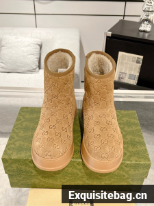 Gucci Womens boot with merino wool lining 857912-4